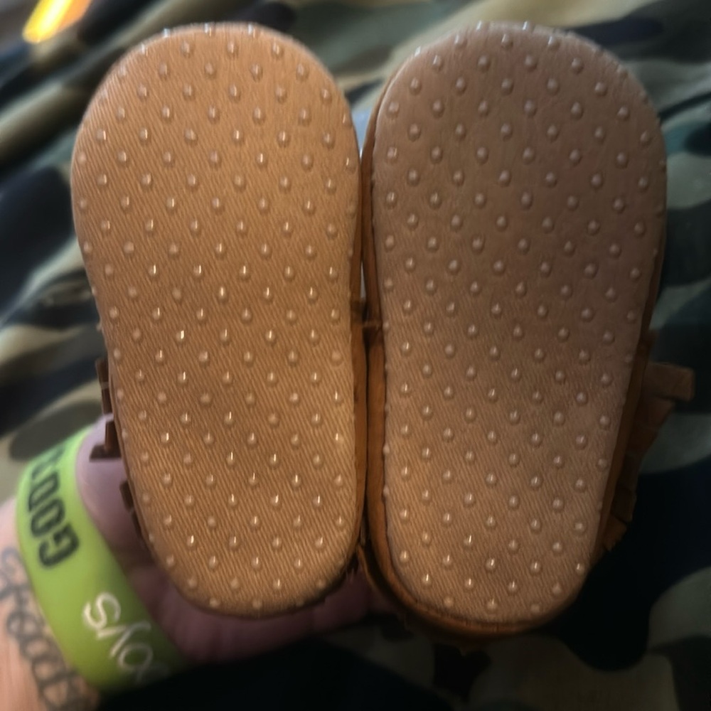 OLD NAVY BABY MOCCASIN SHOES/SLIPPERS: BROWN: NEW WITH TAGS: SIZE 3-6 MTH - Picture 3 of 3